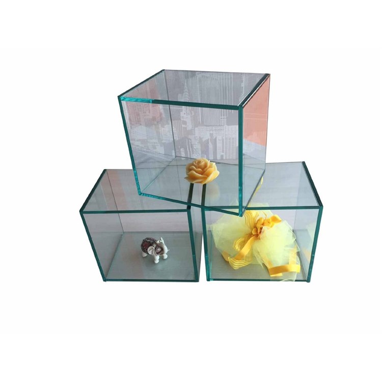 Etagere cube en verre in Mobilier et accessoires